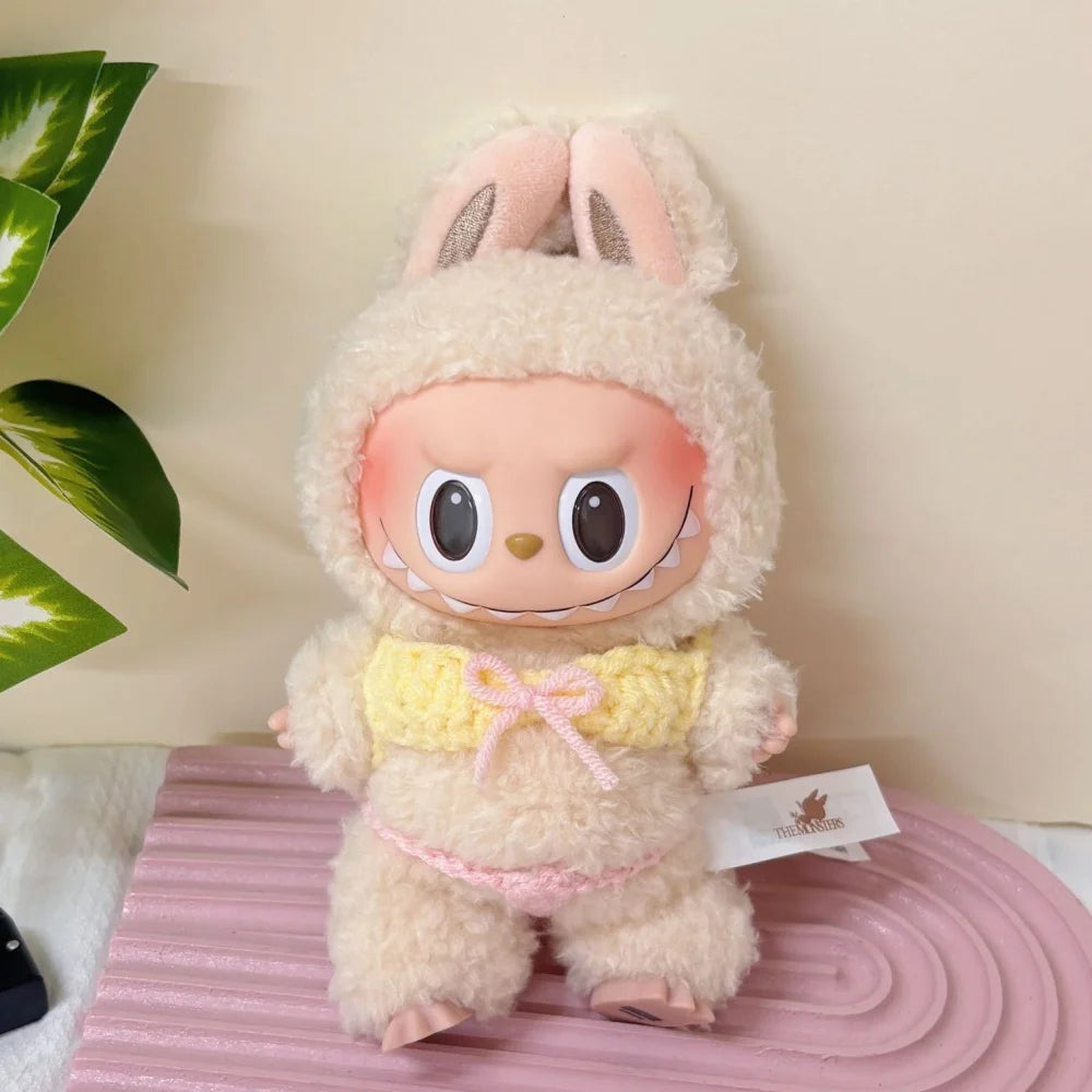 طقم بكيني لابوبو 15-17 سم – ستايل هاواي + تنورة عشب | 2 قطع – لبس شاطئ كيوت للدمى المحشوة