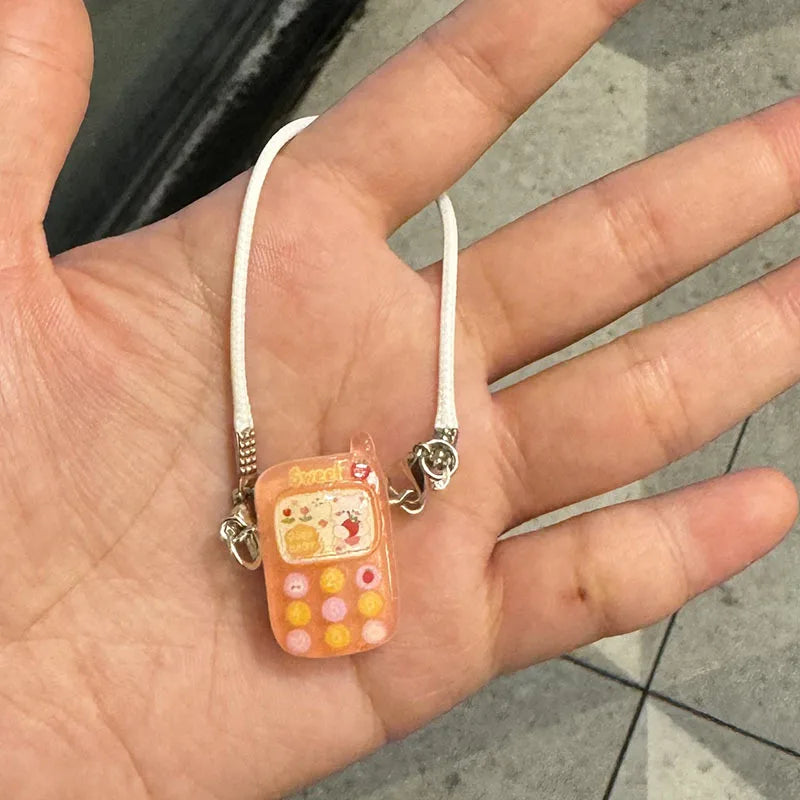 ميدالية هاتف كرتوني لابوبو 15-17 سم – إكسسوار ميني كيوت | قطعة زينة للدمى أو هدية ثنائية