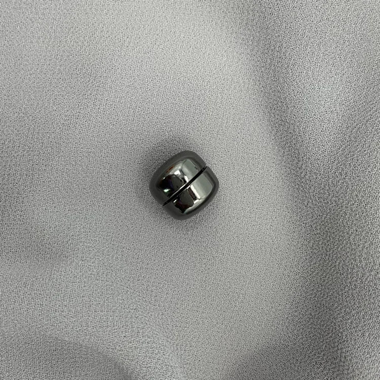 مشبك حجاب مغناطيسي معدني قوي وأنيق – بدون ثقوب | بديل آمن للدبابيس – إكسسوار أنيق للمحجبات