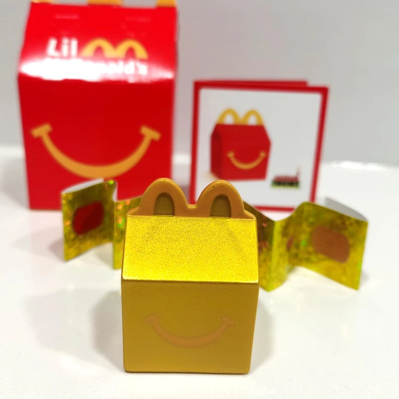 ألعاب بيت اللعب من ماكدونالدز، تشمل مجسمات مكونات المطعم، صناديق وجبات، ماكينات الطلب، وقبعات للأطفال، نموذج لعب واقعي