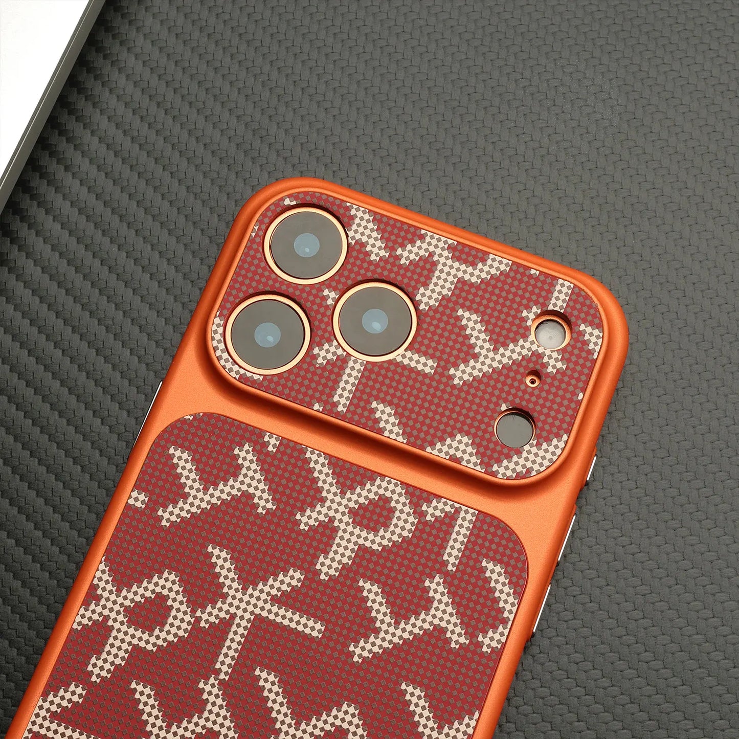 كفر آيفون بنقشة مونوغرام مع إطار برتقالي وأحمر – حماية قوية ضد الصدمات