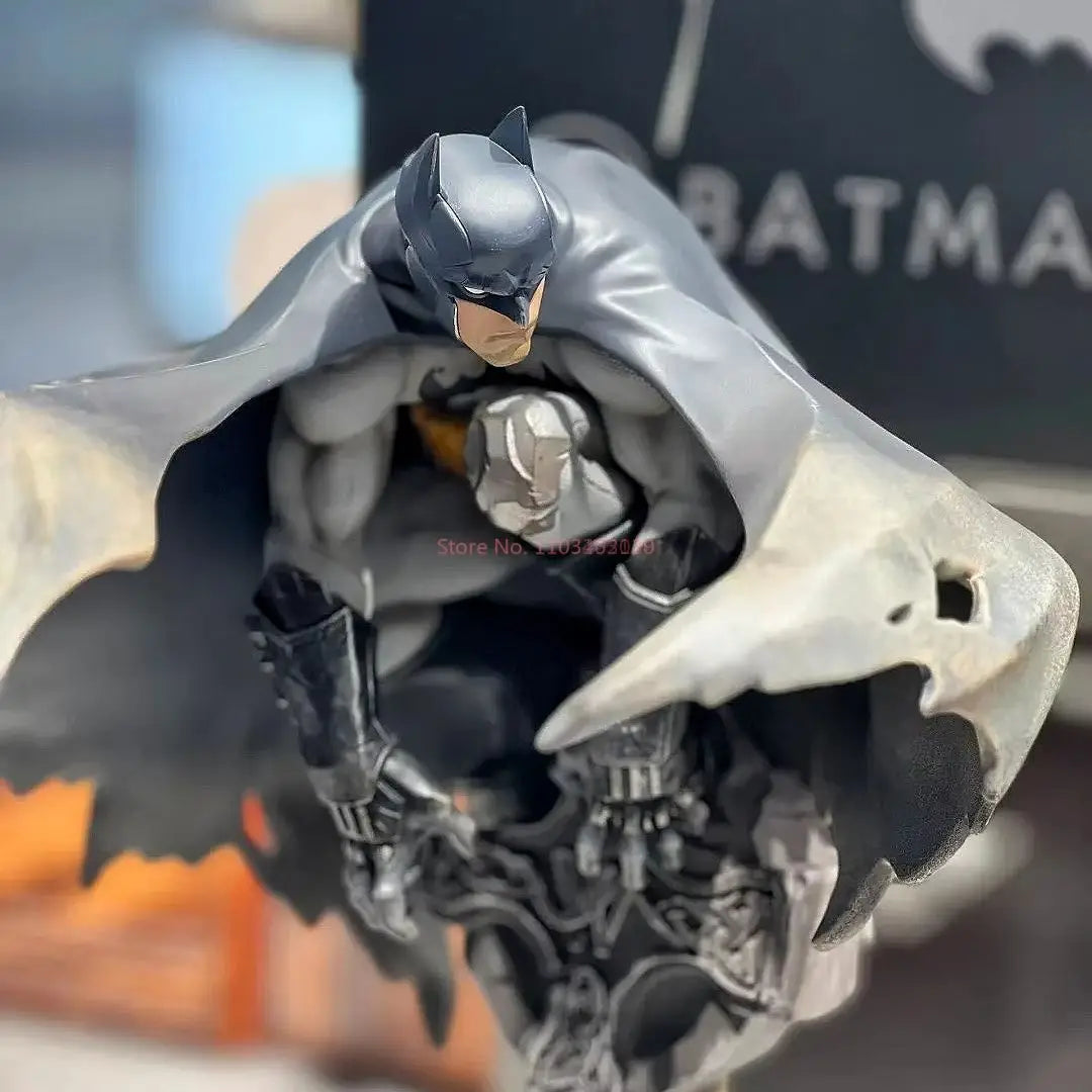 مجسمات باتمان من Pop Mart – إصدار رسمي أصلي | زينة مكتبية أنيقة وعصرية