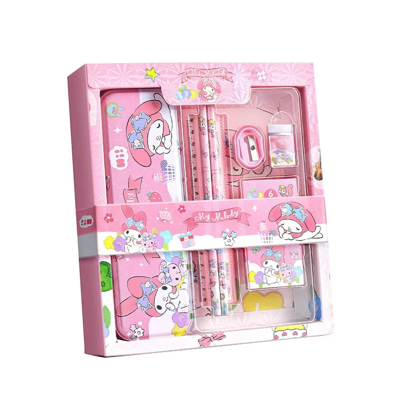 طقم أدوات مدرسية كرتوني كروومي وميلودي مع مقلمة وألوان شمعية ومقص أمان للأطفال – مستلزمات العودة للمدرسة في علبة هدية