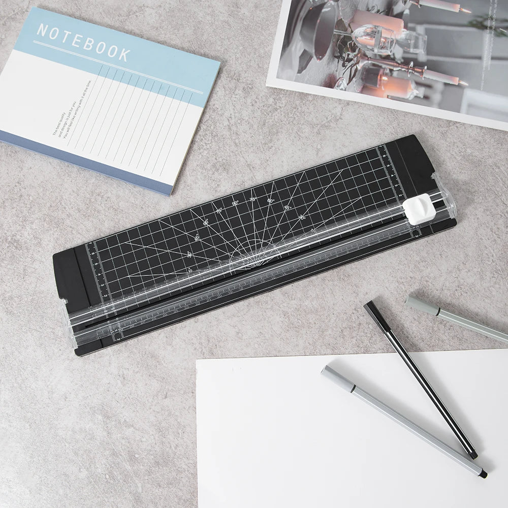 قاطع ورق A4 بآلية أمان ومسطرة جانبية – أداة دقيقة للأشغال اليدوية، الكوبونات، والملصقات