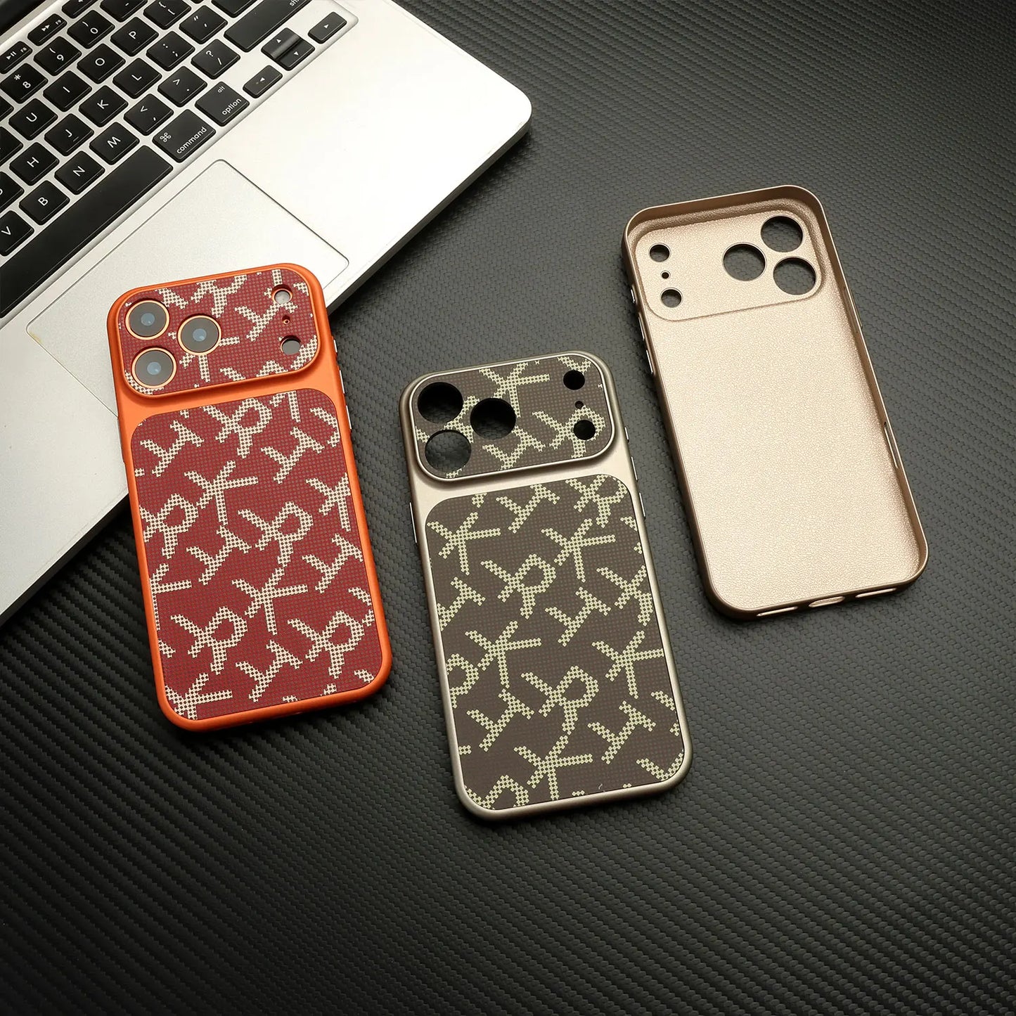 كفر آيفون بنقشة مونوغرام مع إطار برتقالي وأحمر – حماية قوية ضد الصدمات