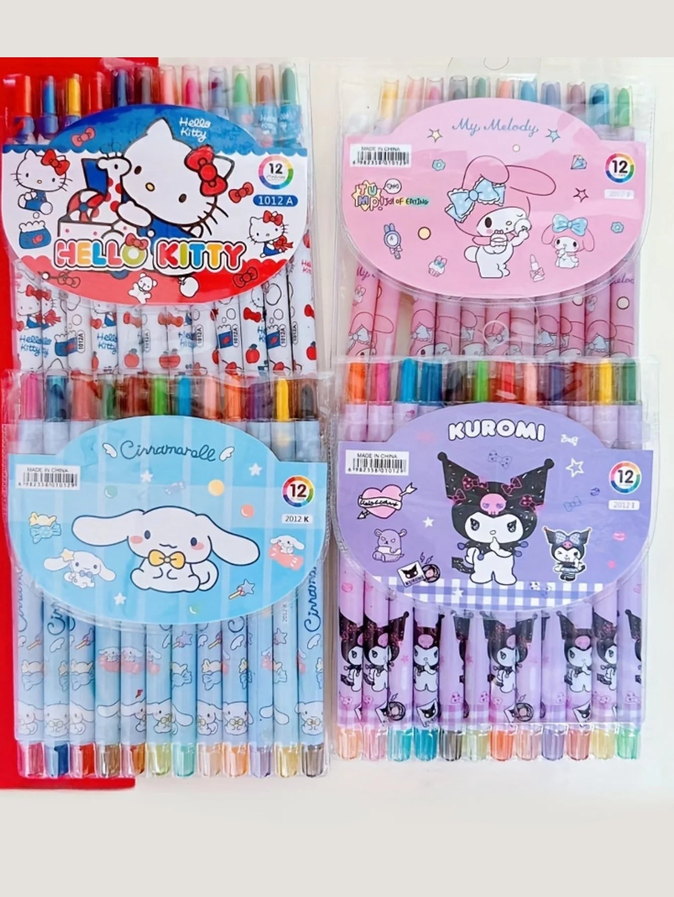 مجموعة ألوان شمع دوّارة كرتونية – هيلو كيتي، سينامورول، ميلودي، كورومي – 12 لون للرسم والتلوين