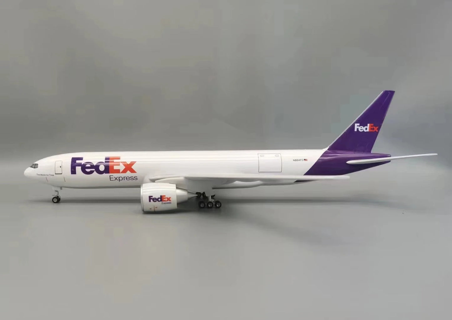 مجسم طائرة FedEx – بمقياس 1/157 بطول 47 سم