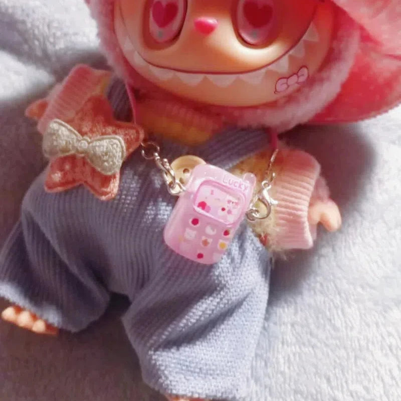 ميدالية هاتف كرتوني لابوبو 15-17 سم – إكسسوار ميني كيوت | قطعة زينة للدمى أو هدية ثنائية