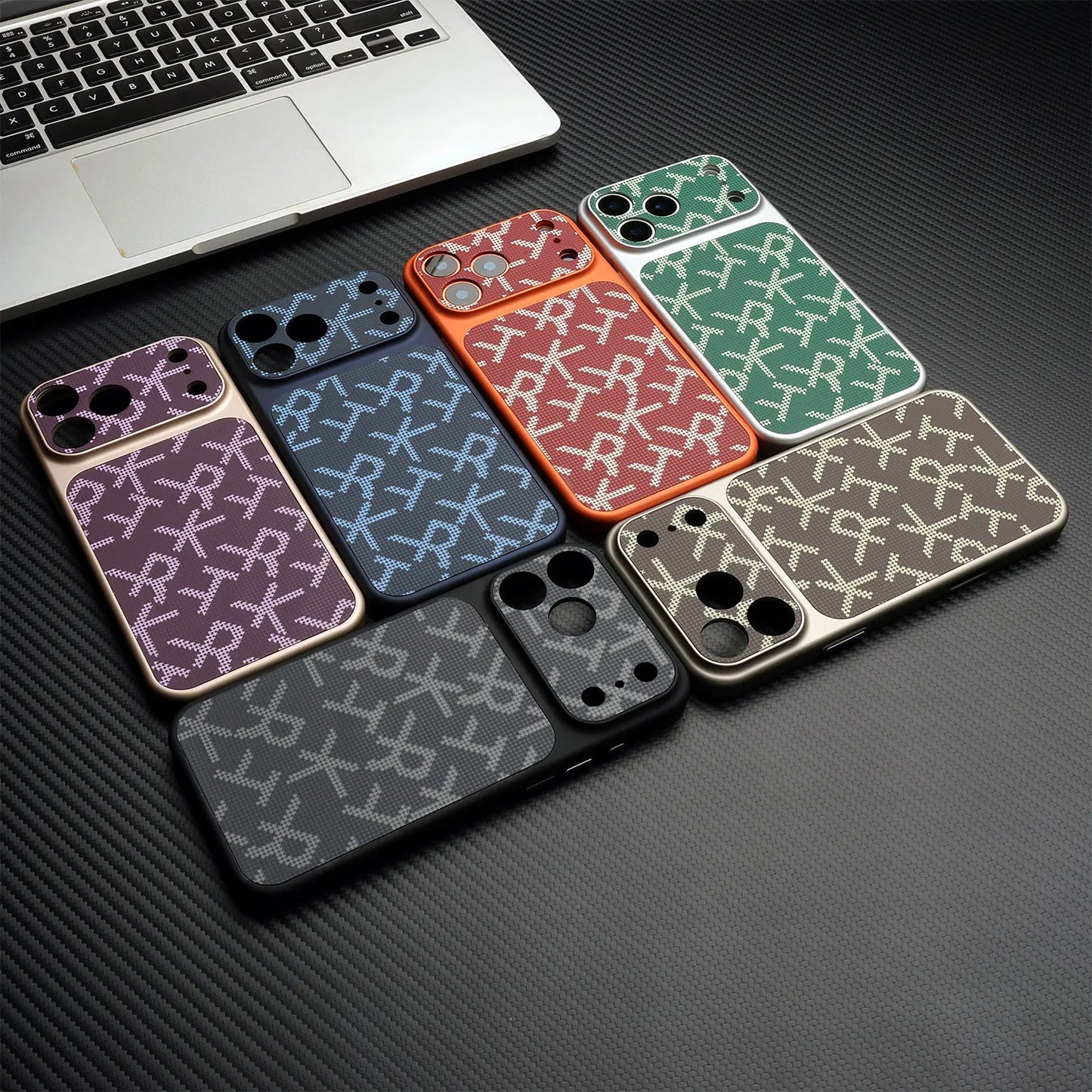 كفر آيفون بنقشة مونوغرام مع إطار برتقالي وأحمر – حماية قوية ضد الصدمات