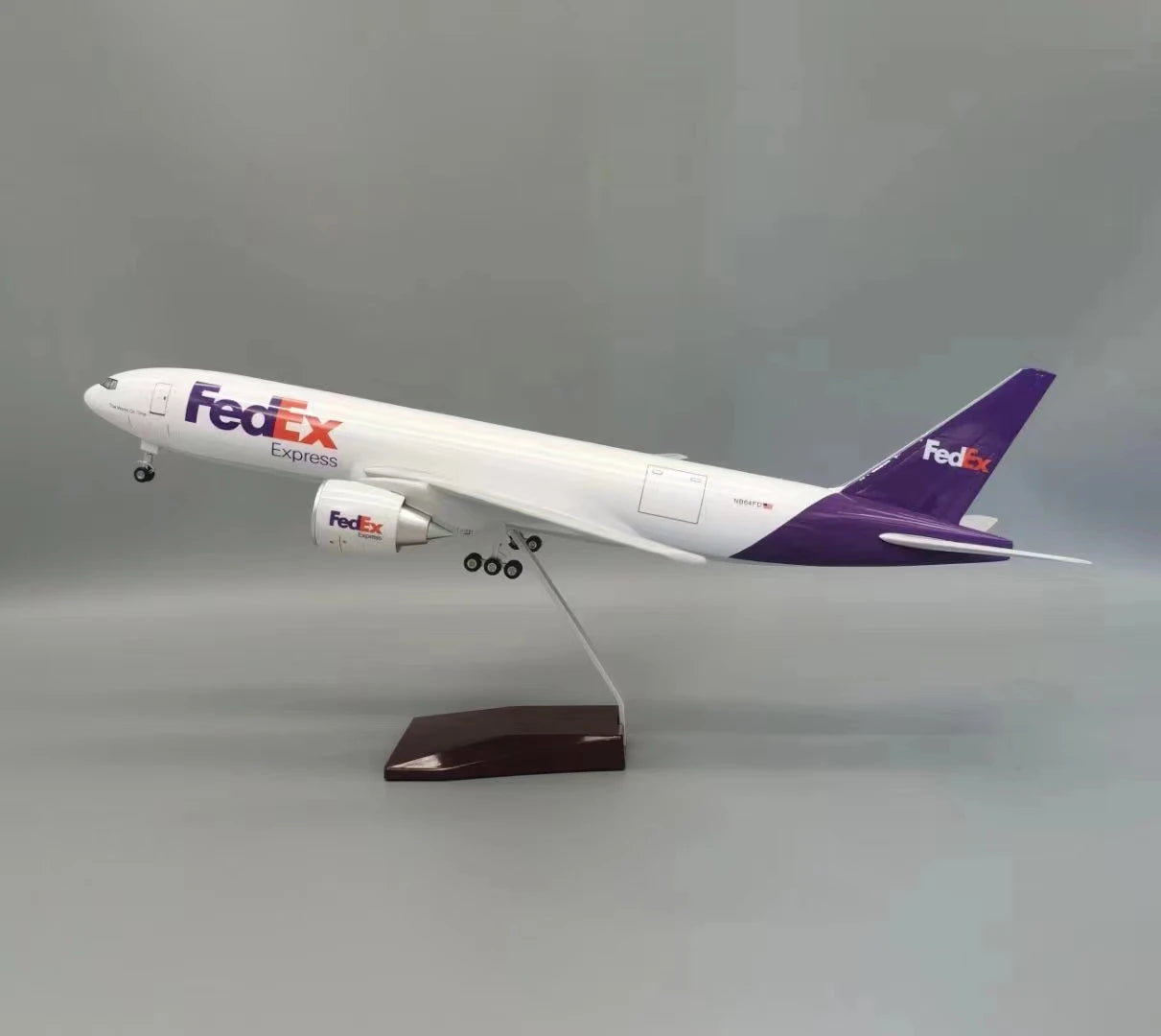 مجسم طائرة FedEx – بمقياس 1/157 بطول 47 سم