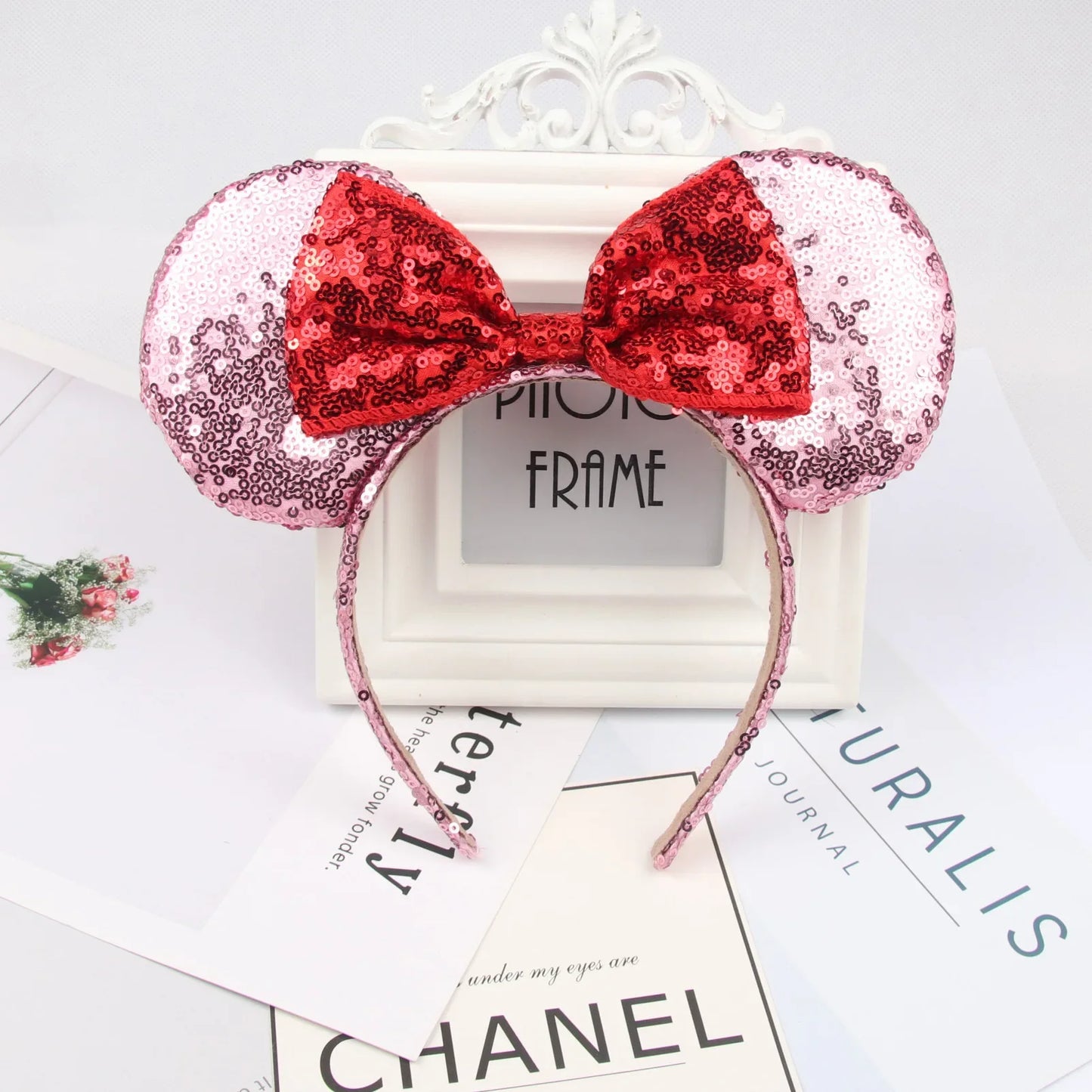 ميكي وميني ماوس – بإكسسوار أذن وشريطة لامعة | مناسب للأطفال والكبار