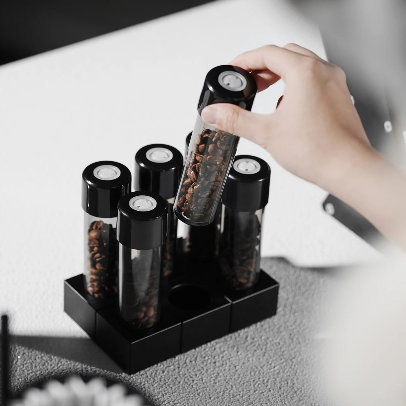 أنبوب تخزين حبوب القهوة MHW-3BOMBER – تصميم مغناطيسي + صمام تفريغ هواء | سعة 15-20 جم – لمحبي القهوة المختصة