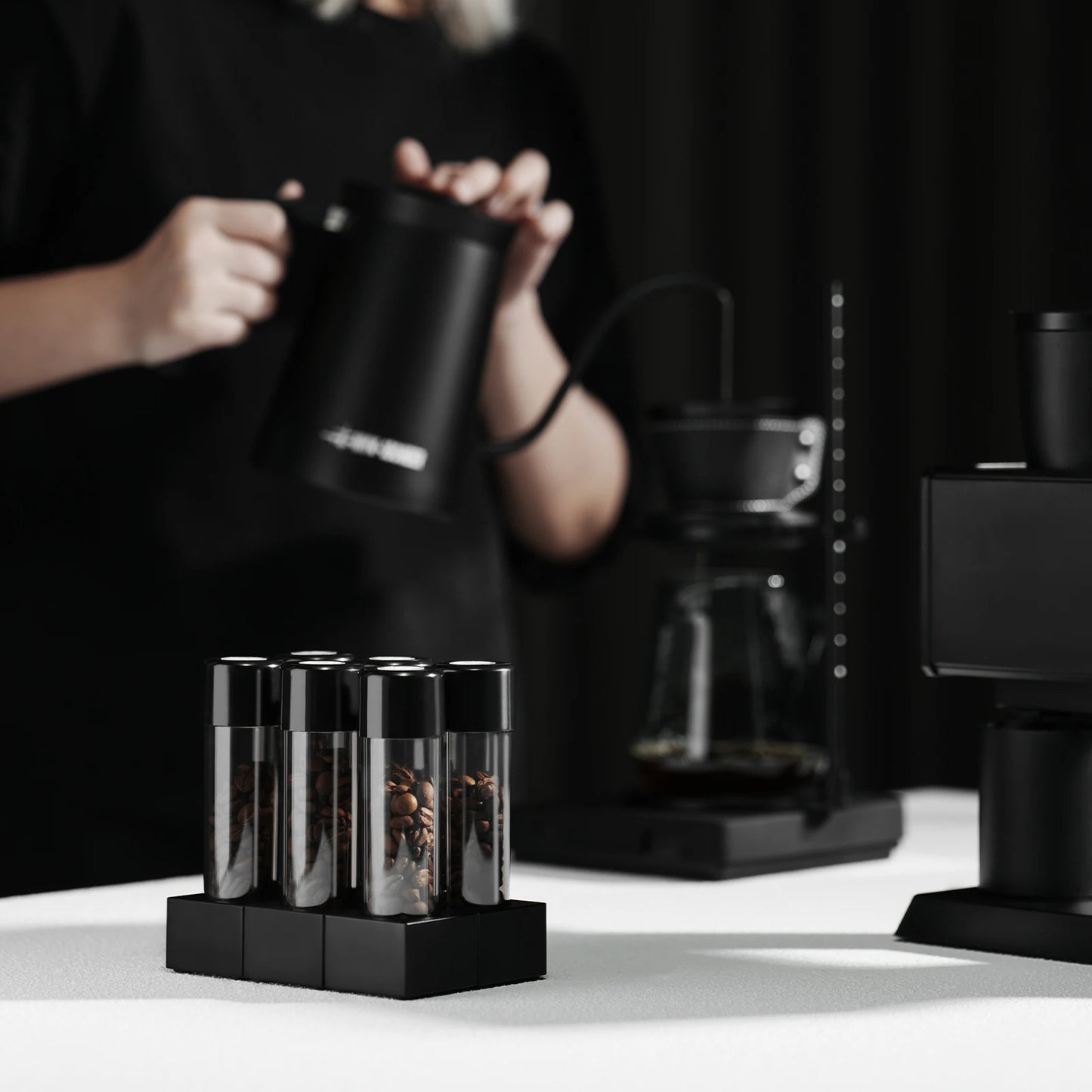 أنبوب تخزين حبوب القهوة MHW-3BOMBER – تصميم مغناطيسي + صمام تفريغ هواء | سعة 15-20 جم – لمحبي القهوة المختصة