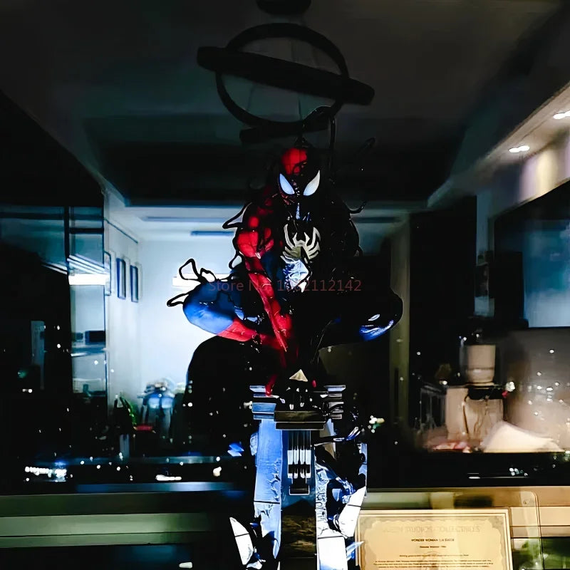 مجسم سبايدرمان المتحوّل (فينوم) – تصميم مضيء | ارتفاع 40 سم | ديكور مكتبي فاخر