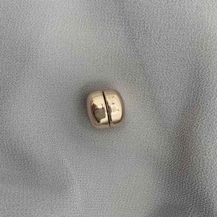 مشبك حجاب مغناطيسي معدني قوي وأنيق – بدون ثقوب | بديل آمن للدبابيس – إكسسوار أنيق للمحجبات