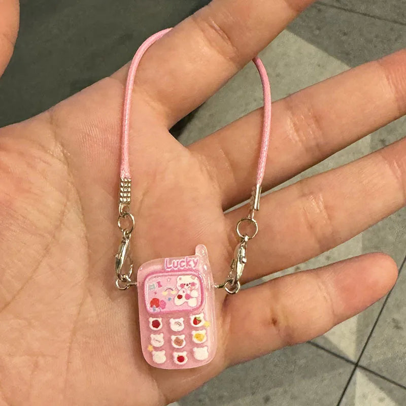 ميدالية هاتف كرتوني لابوبو 15-17 سم – إكسسوار ميني كيوت | قطعة زينة للدمى أو هدية ثنائية