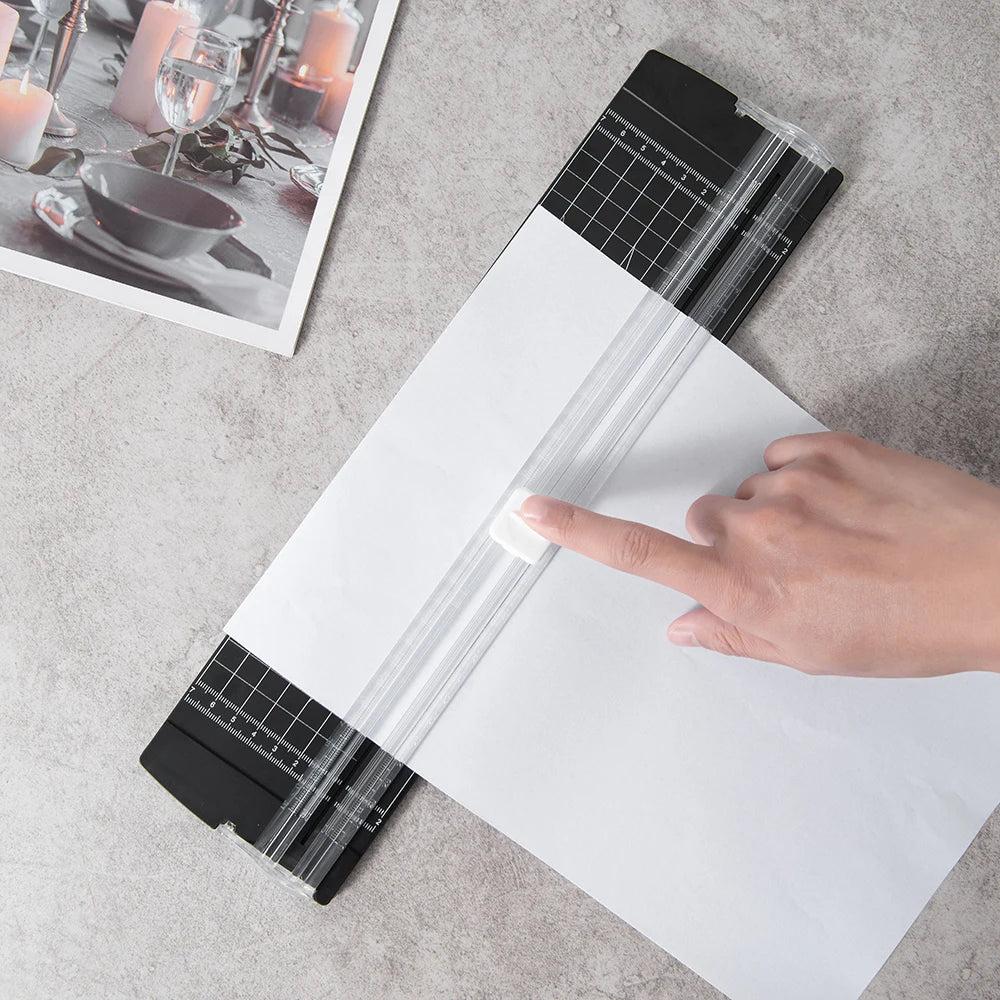 قاطع ورق A4 بآلية أمان ومسطرة جانبية – أداة دقيقة للأشغال اليدوية، الكوبونات، والملصقات